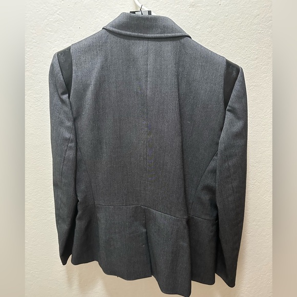 Tahari size 6 suit - jacket and pants! - Picture 2 of 4